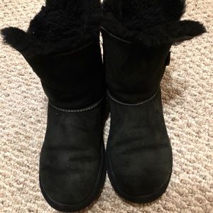 Fall sale 🍂Kids size 5 black bailey button Ugg’s